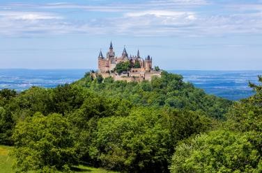 Die Burg Hohenzollern, blauer Himmel