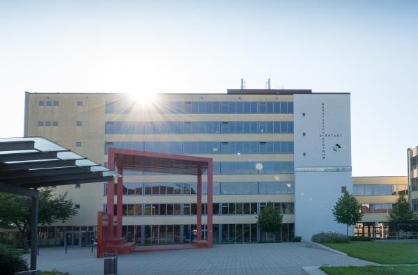 Außenansicht des Schulgebäudes der Walther-Groz-Schule Albstadt mit Pausenhof und Grünanlage bei sonnigem Wetter