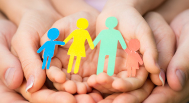 © Sunny studio; Adobe Stock; Datei#61465326 Papierfamilie in mehreren Händen