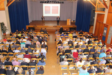 Veranstaltungsraum mit Publikum und Bühne bei einer Bildungskonferenz im Zollernalbkreis