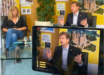 Blick hinter die Kamera beim Online Bürgerdialog