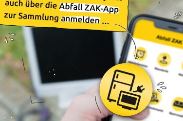 Hand mit einem Handy. Anzeige: Abfall ZAK-App mit neuer Funktion