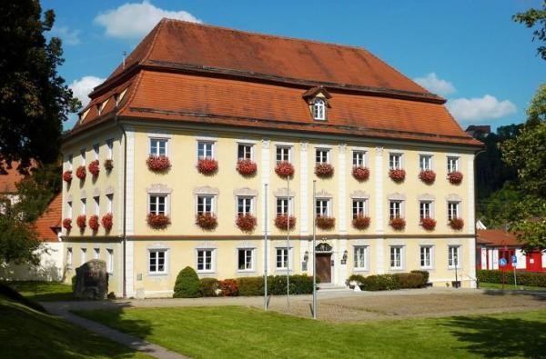 Blick auf das Rathaus der Gemeinde Straßberg
