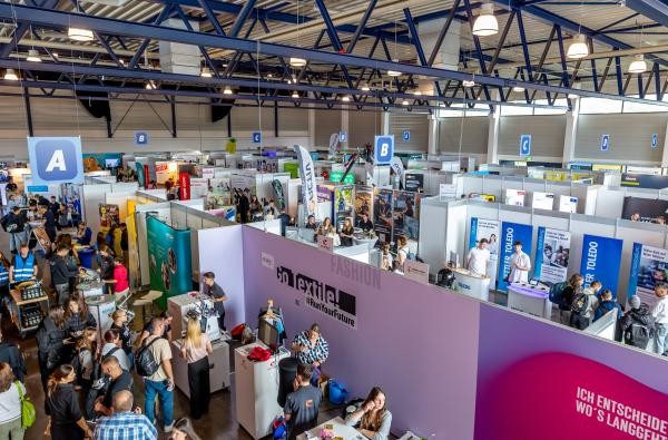 © WFG/ Roland Beck Zahlreiche SchülerInnen bei der Bildungsmesse Visionen 2024