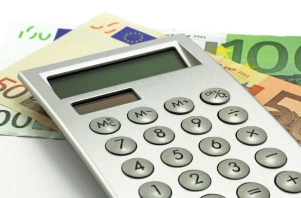 Schlierner© www.fotolia.de Taschenrechner und Geld