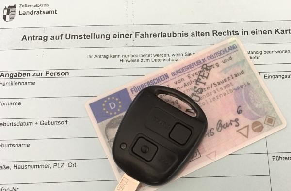 © Verkehrsamt/Landratsamt Zollernalbkreis Autoschlüssel der auf einem Führerschein liegt.