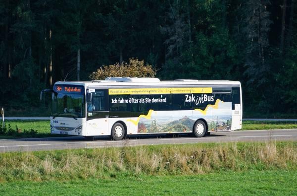 Zak im Bus in der Landschaft zu erkennen
