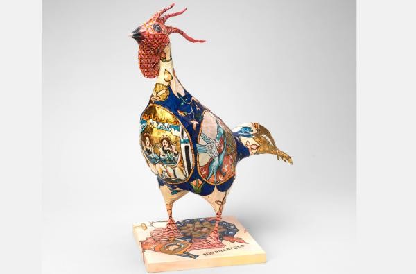 Eine verzierte und reich bemalte Skulptur eines Hahns