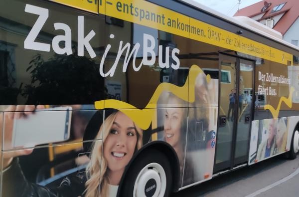 Ein Linienbus mit der Aufschrift "Zak im Bus"