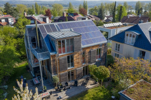 Ein Haus mit Photovoltaik auf dem Dach