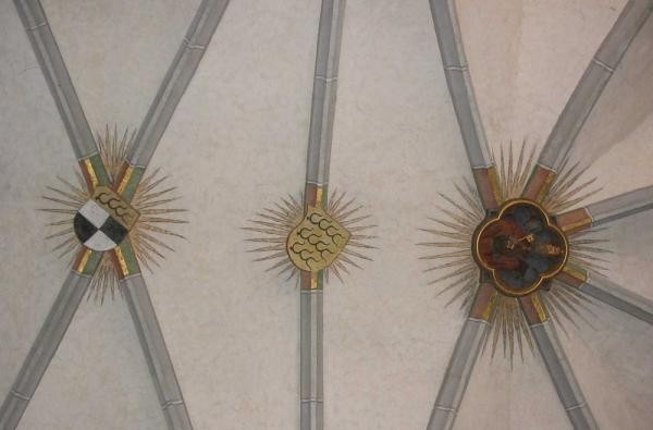 Schlusssteine des Chorgewölbes der Kirche in Engstlatt mit Wappen der Grafen von Württemberg, der Amsstadt Balingen und heiligem Petrus