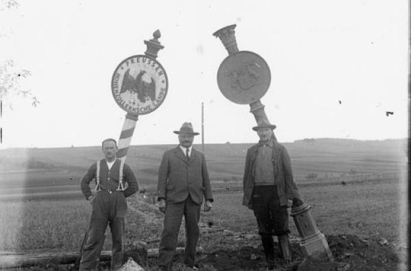 Entfernung der Grenztafeln von Württemberg und der Hohenzollernsche Lande bei Winterlingen im Jahre 1934 oder 1935