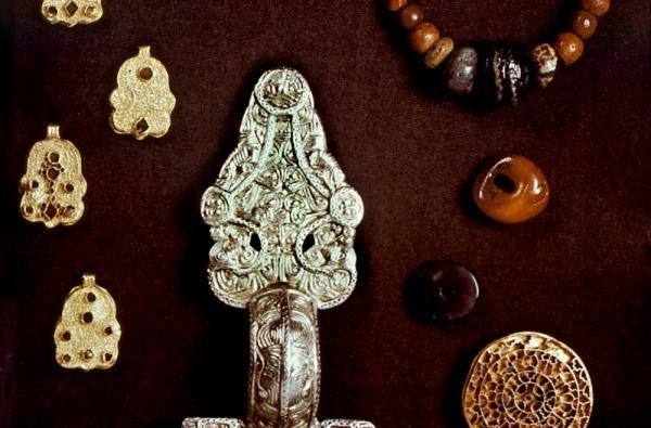 © Landesmuseum Württemberg Stuttgart Schmuck einer reichen Alemannin, Grabfund bei Täbingen