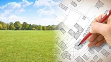 ©Francesco Scatena; Quelle: Fotolia, Datei #199469788 Auf der linken Seite des Bildes ist eine grüne Wiese mit Wald im Hintergrund und blauem Himmel, auf der rechten Seite ist ein Bebauungungsplan