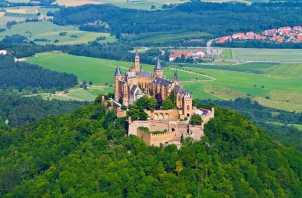 Burg Hohenzollern  in Hechingen auf einem Berg 
