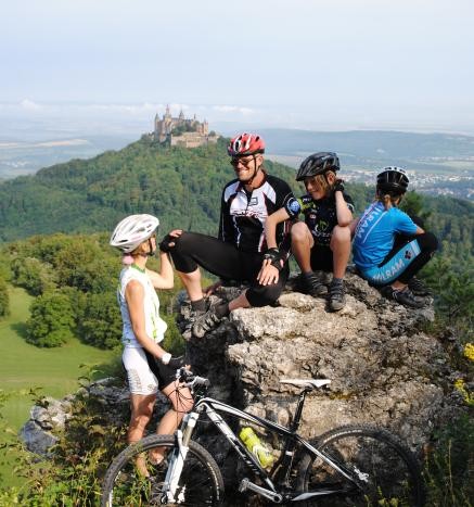Familie mit Fahrradkleidung und im Hintergrund die Burg Hohenzollern