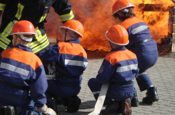 © Fotolia_3238177_S.jpg/www.fotolia.de Feuerwehrmänner