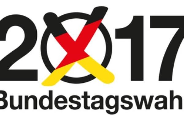 Jahreszahl 2017 mit einer runden Null, die symbolisch das runde Feld zum Ankreuzen auf dem Stimmzettel darstellt und mit einem Kreuz in den Farben Schwarz, Rot, Gold versehen ist. Darunter der Schriftzug "Bundestagswahl"