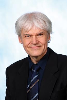 Mann, weißes Haar, Anzug