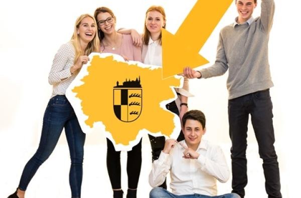 Fünf Jugendliche, drei Frauen, zwei Männer, tragen das Landratsamt Logo