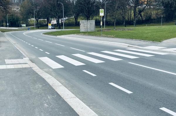 © Straßenbauamt/ Landratsamt Zollernalbkreis Barrierefrei ausgebaute Bushaltestelle mit getrennter Querungsstelle