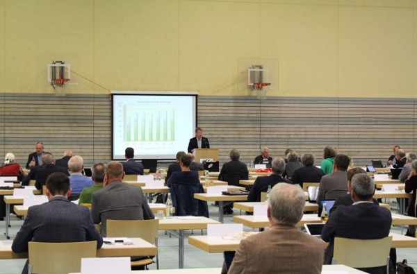 Zahlreiche Mitglieder des Kreistages sitzen an Tischen. Landrat Günther-Martin Pauli hält am Pult die Haushaltsrede für 2022. 