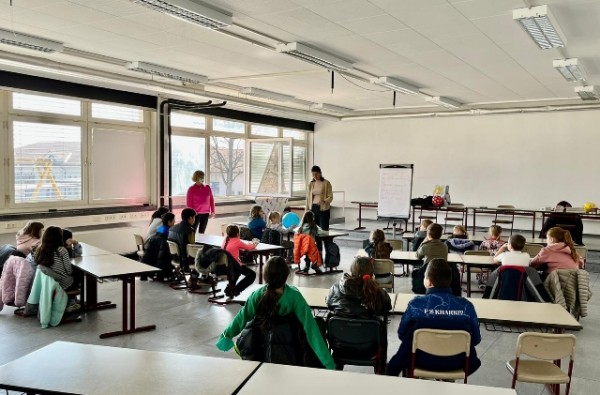 Kinder sitzen in einem Klassenzimmer und werden unterrichtet