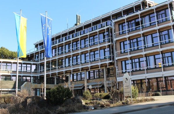 Verwaltungsgebäude mit der europäischen und ukrainischen Flagge im Vordergrund