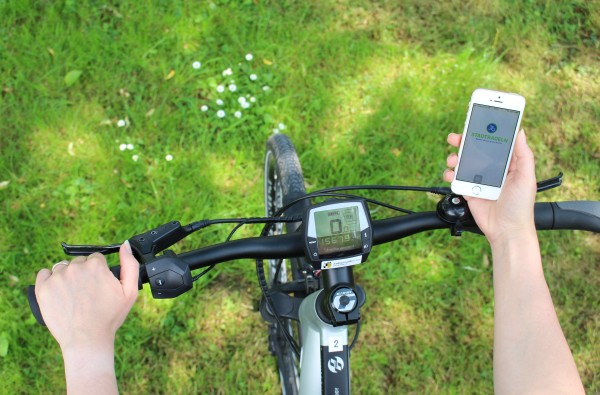 Blick von oben auf ein E-Bike mit Stadtradeln-App