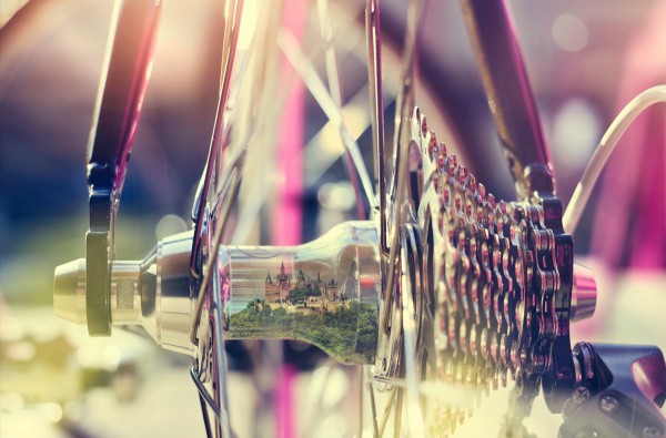 Fahrradspeichen mit der Burg Hohenzollern in der Spiegelung