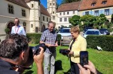 © Kreisarchiv Zollernalbkreis Bild: Übergabe Ehrung an Herrn Alfons Koch durch die Ministerin für Landesentwicklung und Wohnen, Nicole Razavi