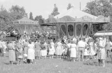 © Kreisarchiv Zollernalbkreis Bild: zwei Kinderkarusellen mit Erwachsenen davor