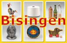 © Kreisarchiv Zollernalbkreis Bild: Darstellung von Ausstellungsobjekten, von links nach rechts, ein gallischer Hahn, eine Garnspule, drei Flaschen, darunter, ein Ritterhelm, eine Plakette, eine Tigerente