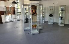 Bild: Blick auf die Vitrinen der Ausstellung ZAK50 im Stiftungshaus Bitz