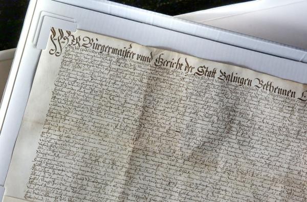 Bild: Restaurierte Urkunde mit alter Handschrift