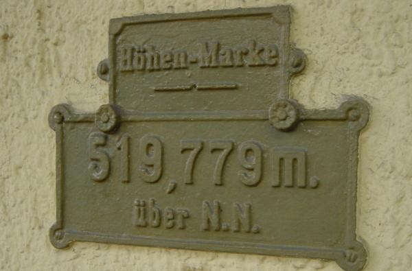 ©Vermessung und Flurneuordnung/Landratsamt Zollernalbkreis Schild Höhen-Marke Balingen (519,779 Meter über N.N.)