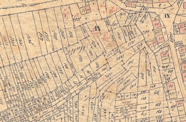Eine alte Karte, auf der Grundstücke und Straßen eingezeichnet sind. Die Zahlen sind nur schwer zu erkennen.