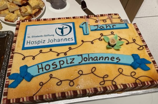 Kuchen mit der Aufschrift 1 Jahr Hospiz Johannes 