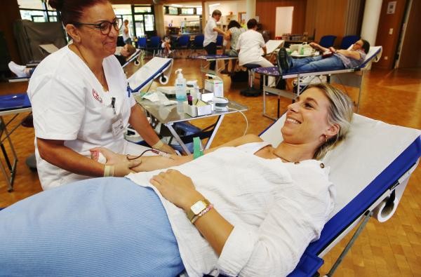 © Landratsamt Zollernalbkreis Eine Frau liegt auf einer Liege. In ihrem Arm steckt eine Nadel. Sie spendet Blut.