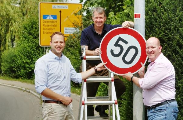 Landrat Günther-Martin Pauli (Mitte), Verkehrsamtsleiter Tobias Liebhardt (links) und Geislingens Bürgermeister Oliver Schmid mit dem abmontierten Tempo-50-Schild. ©Landratsamt Zollernalbkreis Drei Männer halten ein Verkehrsschild in der Hand