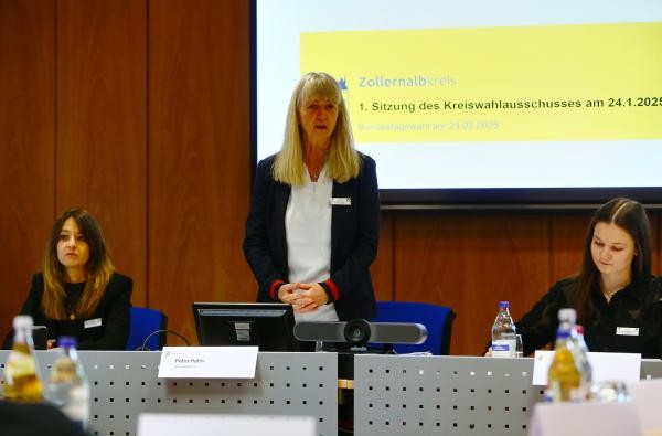 Kreiswahlleiterin Petra Hahn (Mitte) sowie Sabrina Stotz (links) und Lea Sauter von der Geschäftsstelle der Kreiswahlleiterin während der Sitzung des Kreiswahlausschusses Foto: © Landratsamt Zollernalbkreis. Kreiswahlleiterin Petra Hahn (Mitte) sowie Sabrina Stotz (links) und Lea Sauter von der Geschäftsstelle der Kreiswahlleiterin während der Sitzung des Kreiswahlausschusses. Foto: © Landratsamt Zollernalbkreis