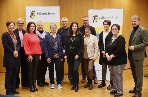 Die geehrten Mitarbeitenden des Landratsamts Zollernalbkreis zusammen mit Landrat Günther-Martin Pauli (rechts), Personalamtsleiterin Cornelia Staab (links) und der Personalratsvorsitzenden Valentina Kandler (Dritte von links). ©Landratsamt Zollernalbkreis Mehrere Frauen und Männer