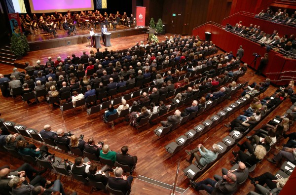 Viele Gäste in der Balinger Stadthalle: Dort fand im Januar 2024 die letzte Neujahrssitzung des Kreistags statt. ©Landratsamt Zollernalbkreis Ein Saal, viele Menschen