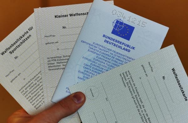 Waffenschein, Waffenbesitzkarte, Waffenpass: Über den Online-Dienst eWaffe kann man zahlreiche Anträge digtal stellen. ©Landratsamt Zollernalbkreis Ein Mann hält diverse amtliche Scheine in der Hand