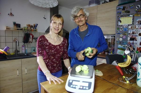 Es gibt Brokkoli: Sylvia Schiefer und Ralf Dammasch in ihrer Küche. Die beiden sind engagiert beim Pilotprojekt SmartFood BaWü. ©Landratsamt Zollernalbkreis Eine Frau und ein Mann stehen in der Küche, er bereitet einen Brokkoli vor.