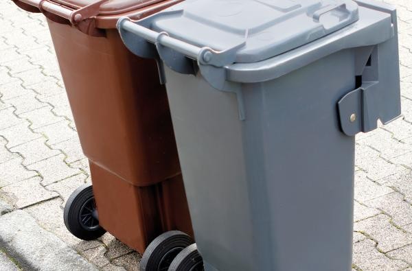 © Landratsamt Zollernalbkreis eine braune und eine schwarze Mülltonne stehen auf einem Grundstück