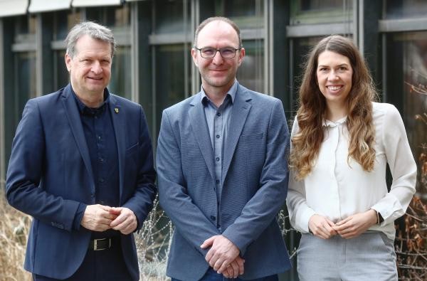 Landrat Günther-Martin Pauli (links) mit Matthias Schlagenhauf und Linda Nagel, die gemeinsam bei der Energieagentur Zollernalb in der Geschäftsführungs-Verantwortung stehen. ©Landratsamt Zollernalbkreis Zwei Männer und eine Frau - Landrat Günther-Martin Pauli, Matthias Schlagenhauf und Linda Nagel.