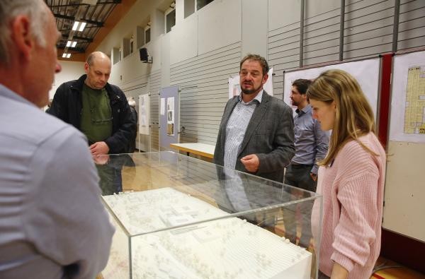 Projektleiter Markus Riester stellt das künftige Zentralklinikum anhand eines Modells vor. ©Landratsamt Zollernalbkreis Mehrere Personen stehen um einen Schaukasten herum, darin das Modell des geplanten Zentralklinikums