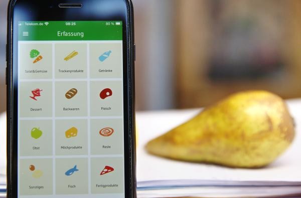 Über eine eigens programmierte App erfassen die Smart-Food-Teilnehmenden, welche Mengen an Lebensmitteln sie wegwerfen. ©Landratsamt Zollernalbkreis Der Bildschirm eines Handys, darauf zu sehen ist die Smart-Food-App und verschiedene Kategorien von Lebensmitteln.