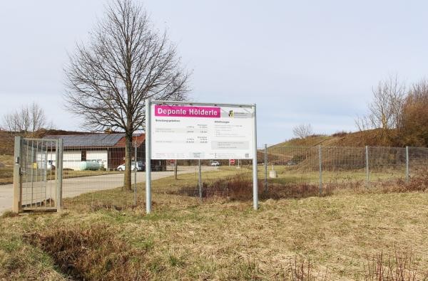 Die Einfahrt zur Deponie Hölderle. Für diese Einrichtung wie für jene in Albstadt gelten demnächst die Sommer-Öffnungszeiten. ©Landratsamt Zollernalbkreis Ein Schild auf einer Wiese - Hinweise zur Deponie Hölderle in Balingen